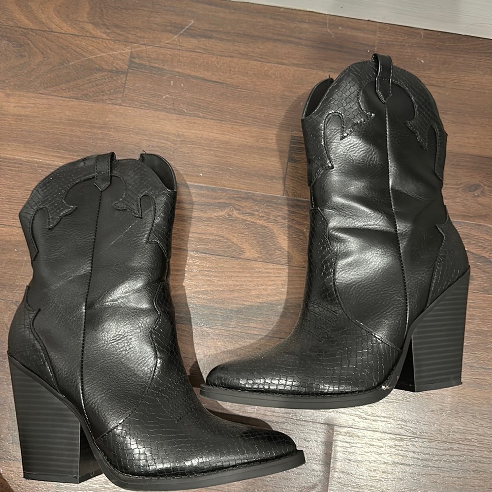 Cute pointy EXPRESS cowgirl boots